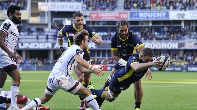 Alexandre Lapandry crosses for Clermont
