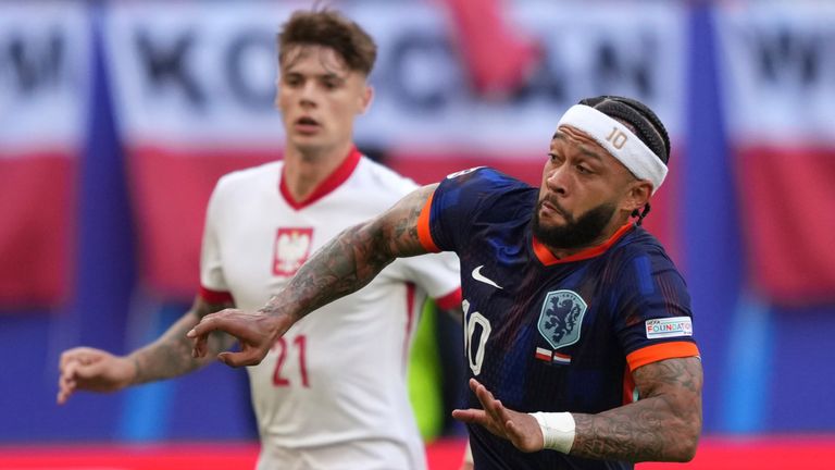 Memphis Depay beats Nicola Zalewski to the ball